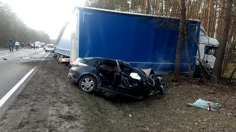 Wypadek na drodze nr 10 Bydgoszcz - Toruń. W DybowieCierpicach zderzyły się 3 auta osobowe i ciężarówka