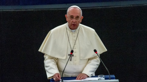 Papież Franciszek: Jan Paweł II bywał wprowadzany w błąd w sprawach skandali