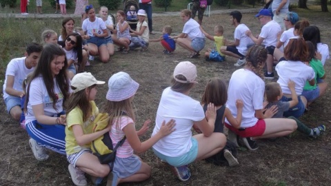Zagraniczni wolontariusze bawią się z dziećmi. Trwa bydgoski projekt Europodwórka
