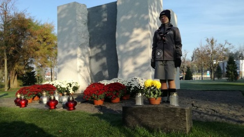 Znicze i kwiaty pod Pomnikiem Pamięci Ofiar Zbrodni Pomorskiej 1939