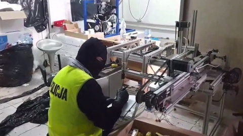 Włocławscy policjanci zlikwidowali nielegalną fabrykę papierosów [wideo]