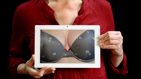 Oddaj biustonosz W ciekawy sposób przypomniano paniom o samokontroli piersi