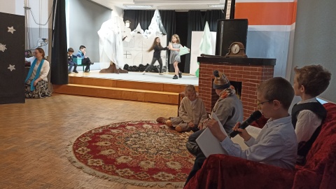 Dzieci ze Szkolnego Teatrzyku Integracyjnego przedstawiły spektakl „Królowa Śniegu”/fot: Monika Kaczyńska