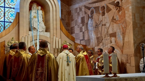 Po koronacji figury Maryi Wspomożycielki Wiernych w kościele w Niemczu. Fot. Ewa Dąbrowska