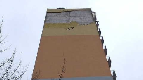 Odpadające z ostatnich pięter budynków elementy mogą być niebezpieczne. Fot. Adriana Andrzejewska-Kuras