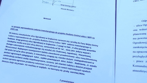 Od przeszło 30 lat mieszkańcy ul. Ogrodowej w Grębocinie nie mogą doczekać się twardej jezdni i chodników. Fot. nadesłane