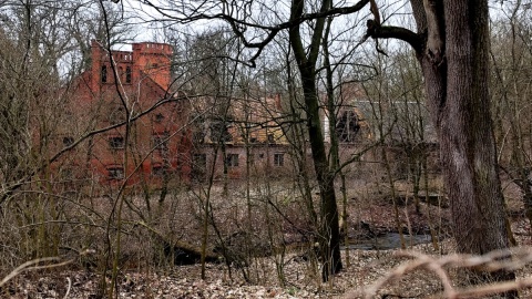 Zawalone dachy budynków gospodarczych w Samostrzelu. Żaneta Walentyn/arch. PR PiK