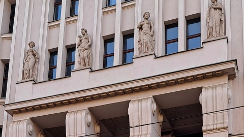 Figury na frontonie dawnego „Jedynaka”. Fot. Żaneta Walentyn/PR PiK
