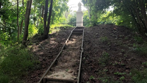 Droga do figurki św. Jana Nepomucena w parku Grabina pod Koronowem. Fot. Żaneta Walentyn/PR PiK