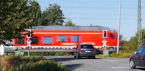 Koparka wjechała pod pociąg koło Torunia. Jedna osoba ranna