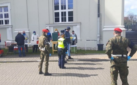 Ulotki o obostrzeniach trafiły do bezdomnych. Policjanci przy Bazylice