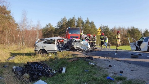 Gorzeń: czołowe zderzenie osobówki z busem. Trzy osoby zakleszczone [zdjecia]