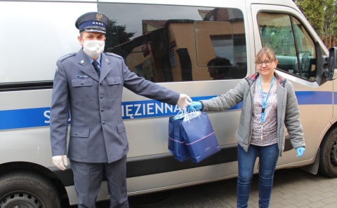 Produkują przyłbice i szyją maseczki. Akcja pomocy w więzieniach w regionie