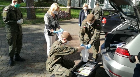 Jedzenie, książki i życzliwe słowo przyjechało do seniorów. Piękny i ważny gest