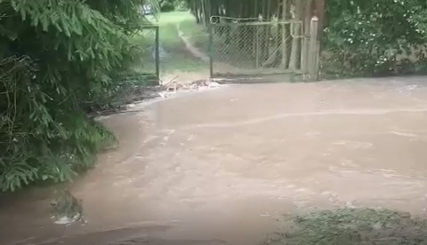 Rwące rzeki zamiast dróg, ludzie odcięci od świata. Krajobraz po ulewach w regionie [wideo]