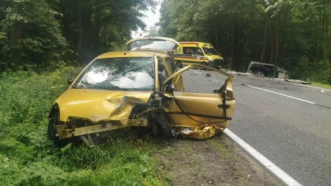 Wypadek w Wypaleniskach. Czołowe zderzenie 2 samochodów