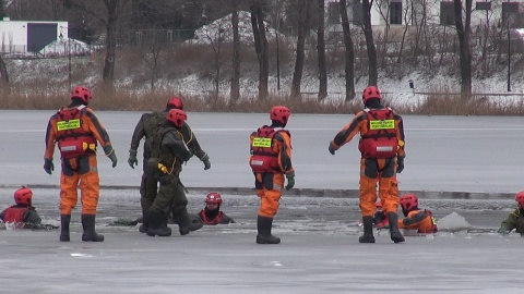 Jak wyjść z wody gdy załamał się pod nami lód Oni to ćwiczyli [wideo, zdjęcia]