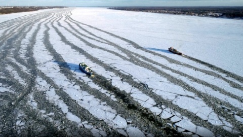 Lodołamacze z Włocławka walczą z zatorem lodowym w Woli Brwileńskiej