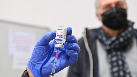 Europejska Agencja Leków o szczepionce AstraZeneki: bezpieczna, ale...