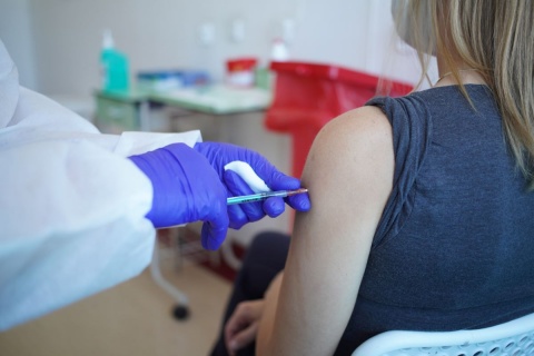 Ponad połowa Polaków zgadza się na to, by pracodawcy mogli weryfikować ich szczepienia
