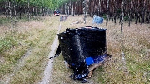 Kolejne niebezpieczne odpady znalezione w lesie. Kto je podrzuca