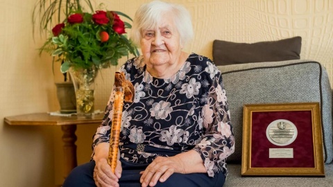 Pani Leokadia z Bydgoszczy skończyła 100 lat I otrzymała medal od marszałka