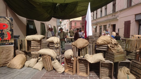 Powstańcza barykada w Toruniu, tak też się poznaje historię