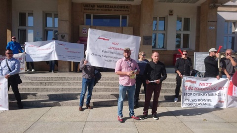 Pikieta przed Urzędem Marszałkowskim w Toruniu. Domagają się przywrócenia do pracy [wideo]