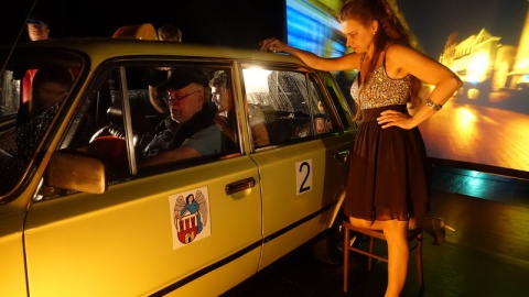 Aktor teatralny i filmowy Jan Nowicki jeździ po Toruniu taksówką W filmie [zdjęcia]