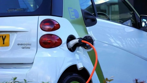 Sejm znowelizował ustawę o elektromobilności. Co się zmieni