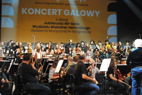 Studenci i wykładowcy świętują w Operze. 40-lecie wydziału wokalno-aktorskiego