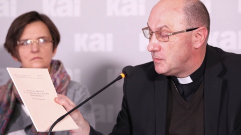 Abp Polak: stanowisko Kościoła w kwestii uchodźców jest bardzo mocno kontestowane