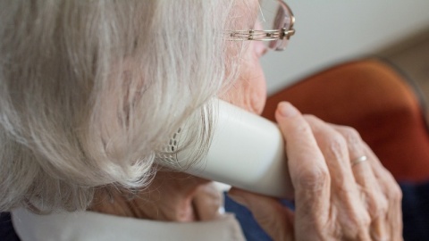 Nowe oszustwo: dzwonią do seniorów i udają ich krewnych chorych na COVID-19