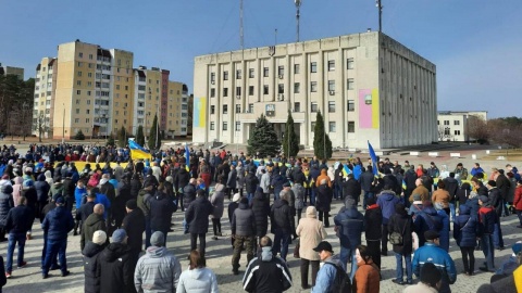 Ukraina: Żołnierze rosyjscy próbowali rozpędzić protest w Sławutyczu, ranne są dwie osoby