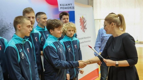 Młodzi hokeiści wyróżnieni przez marszałka. Kije hokejowe dla zawodników z Ukrainy