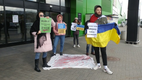 Pokojowy protest przed Leroy Merlin w Bydgoszczy. Apel o bojkot sieci