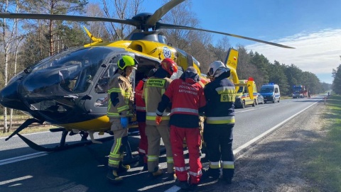 Wypadek koło Wypalenisk. Auto dachowało, trzy osoby trafiły do szpitala [zdjęcia]