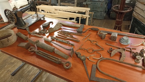 Te narzędzia kilkadziesiąt lat leżały na działce. Szyperskie zabytki wróciły na barkę