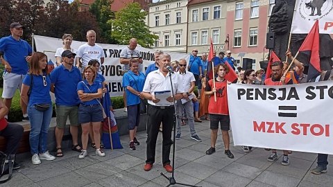 Pikieta pracowników MZK na Starym Rynku w Bydgoszczy. Chcą zarabiać więcej [zdjęcia]