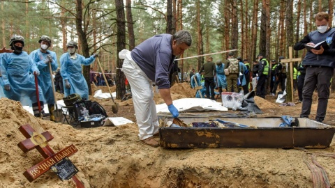 Masowe groby odkryte w ukraińskim Iziumie. Tych ludzi torturowano i zabito