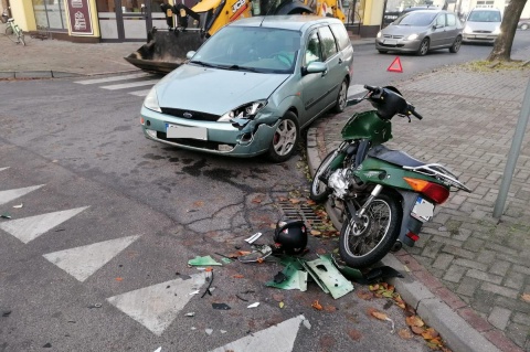 Wypadek w Piotrkowie Kujawskim. Motorowerzysta trafił do szpitala