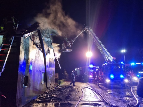 Pożar hali w Czerskich Rumunkach. Z ogniem walczyło 16 zastępów straży [aktualizacja, zdjęcia]