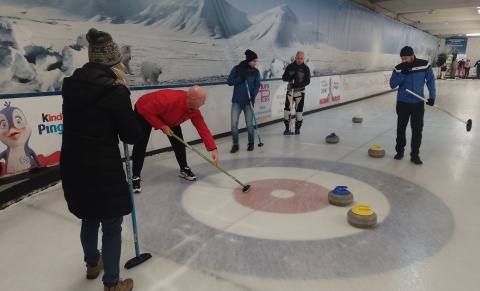 Gorąco na tym lodzie Curlingowa bitwa dla Hospicjum Nadzieja w Toruniu [wideo]