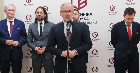 Minister Schreiber cieszy się z powrotu medycyny do Bydgoszczy. UMK reaguje oświadczeniem