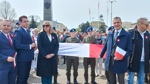 Tort, marsze patriotyczne i 100-metrowa flaga  tak Włocławek świętował Dzień Flagi