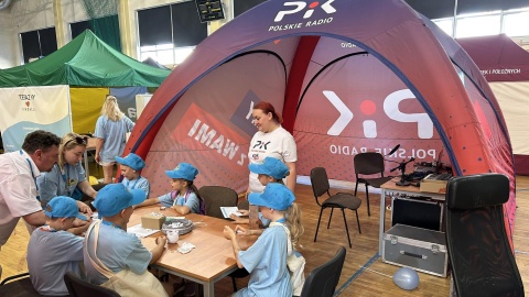 Dzieci uczą się przedsiębiorczości w Białych Błotach. Polskie Radio PiK też tam jest [wideo, zdjęcia]