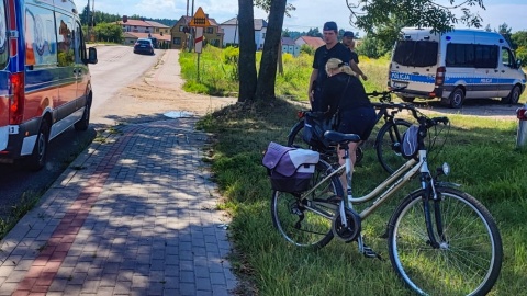 74-latka leżała półprzytomna na trawniku. Zaopiekowali się nią bydgoscy policjanci