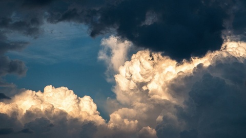 Meteorolodzy ostrzegają przed nocnymi burzami. Sprawdź, w których powiatach