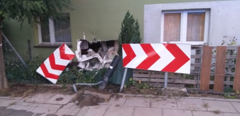 Samochód wjechał w dom we Włocławku. Przebił frontową ścianę na wylot
