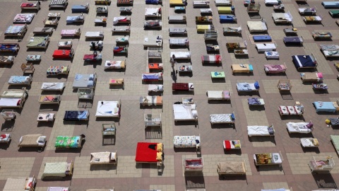 Puste łóżka na jerozolimskim placu. Symbol zakładników porwanych przez Hamas [wideo, zdjęcia]